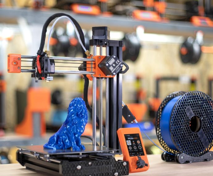 Impression 3d figurine bleu avec imprimante 3d prusa