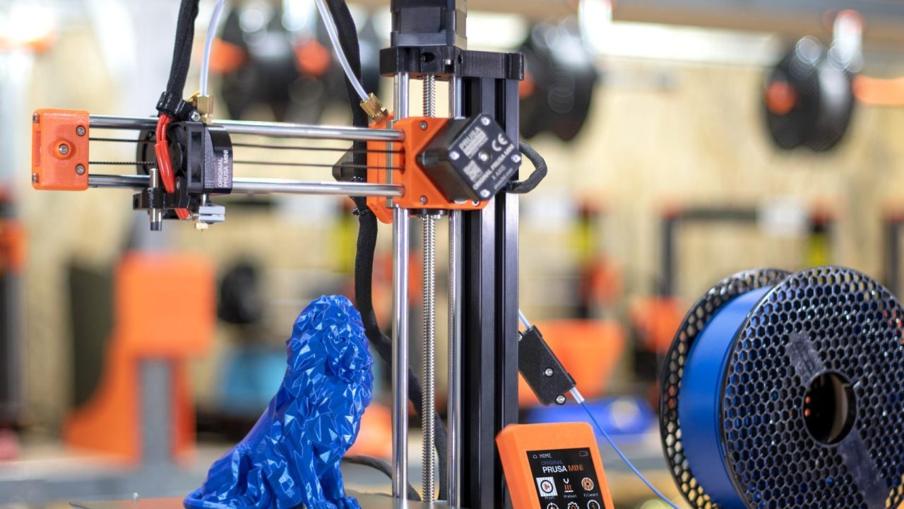 Impression 3d figurine bleu avec imprimante 3d prusa
