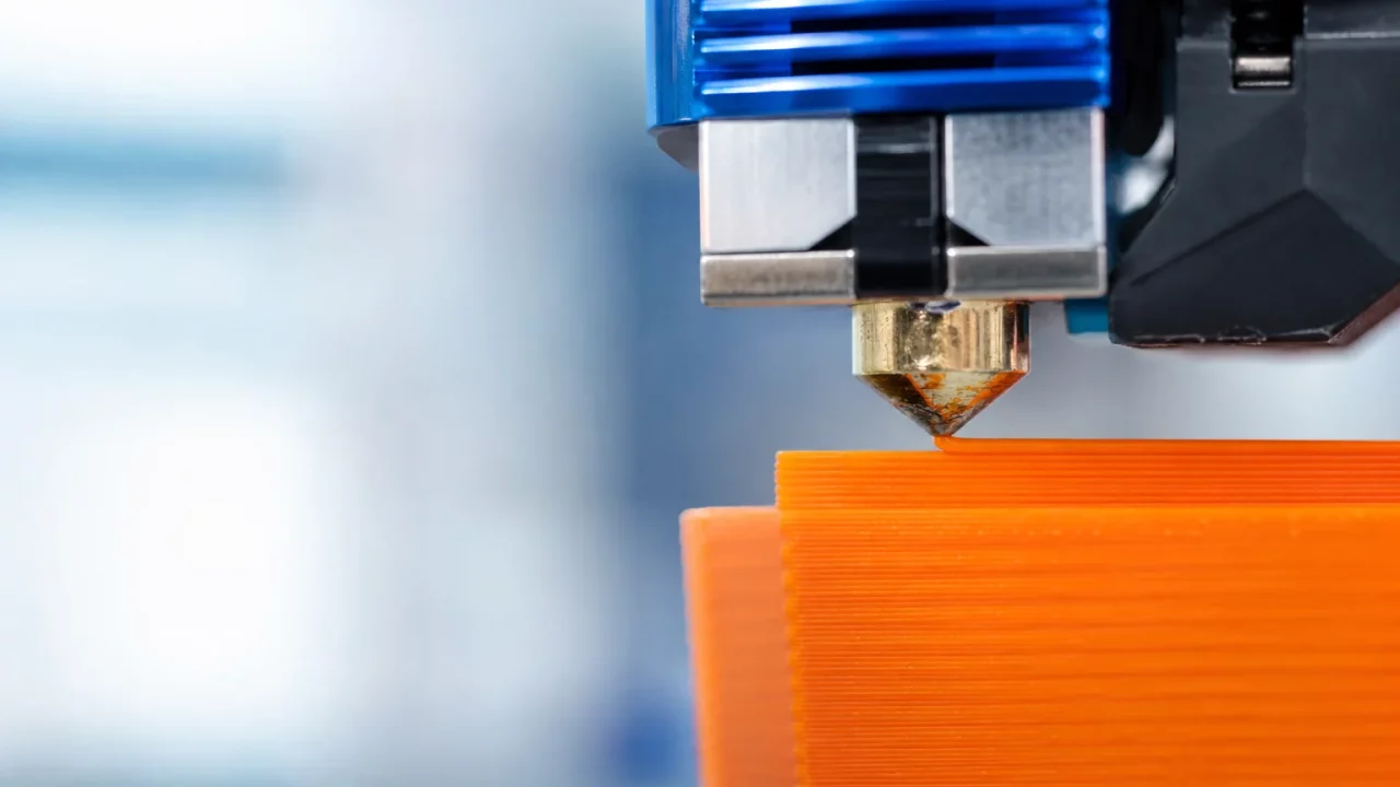 Gros plan sur la fusion régulière de deux couches de filament en impression 3D