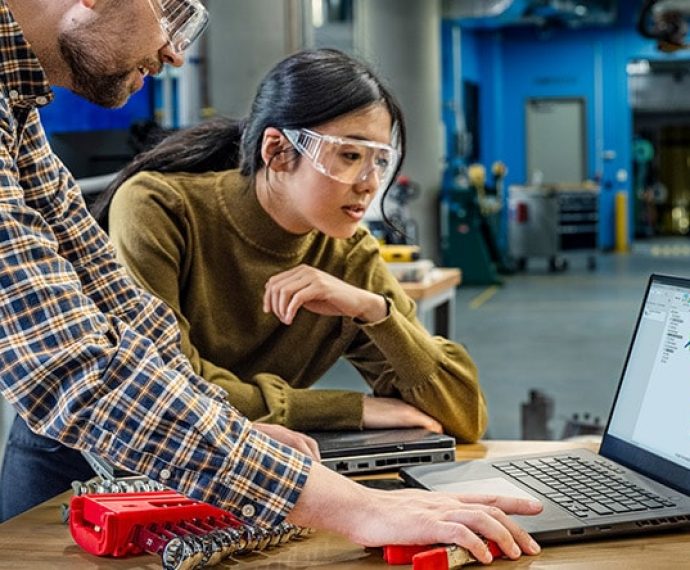 deux personnes devant autodesk fusion en ligne