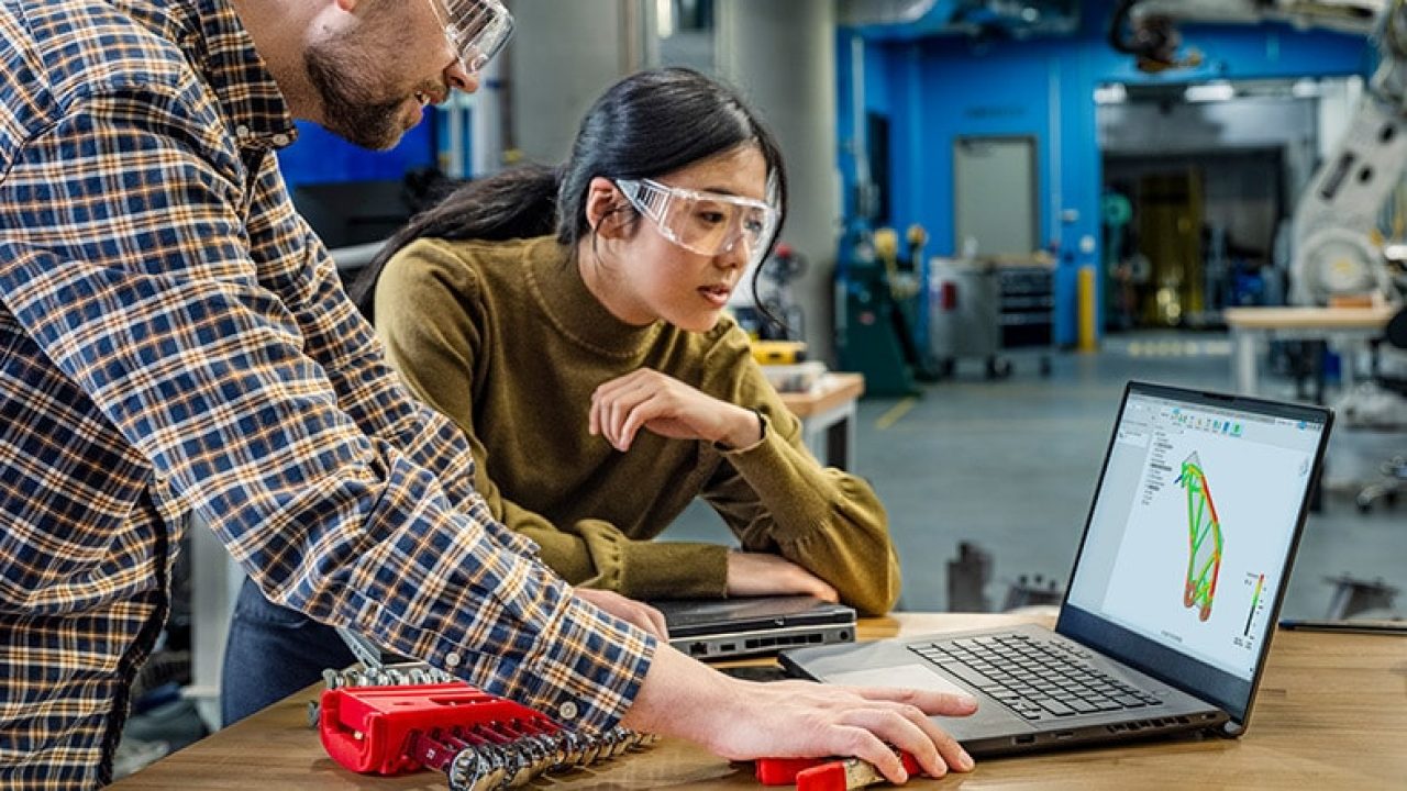 deux personnes devant autodesk fusion en ligne