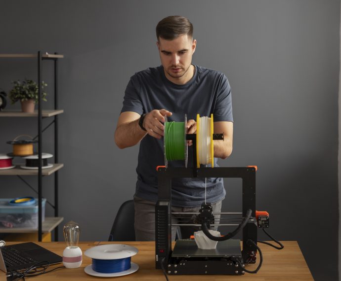 concepteur utilisant une imprimante 3d